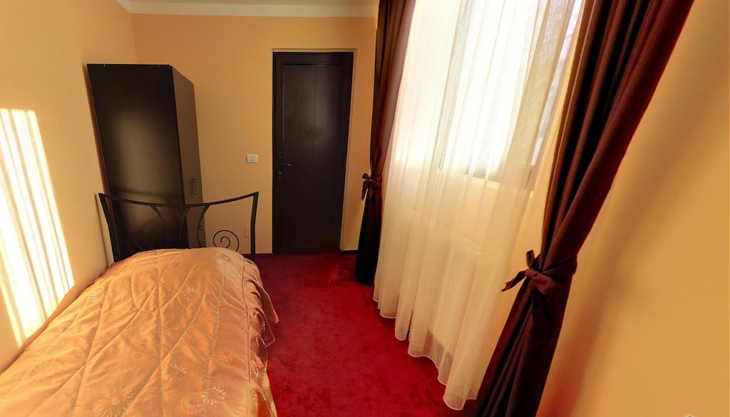 La Storia Guest House Питешти Номер фото