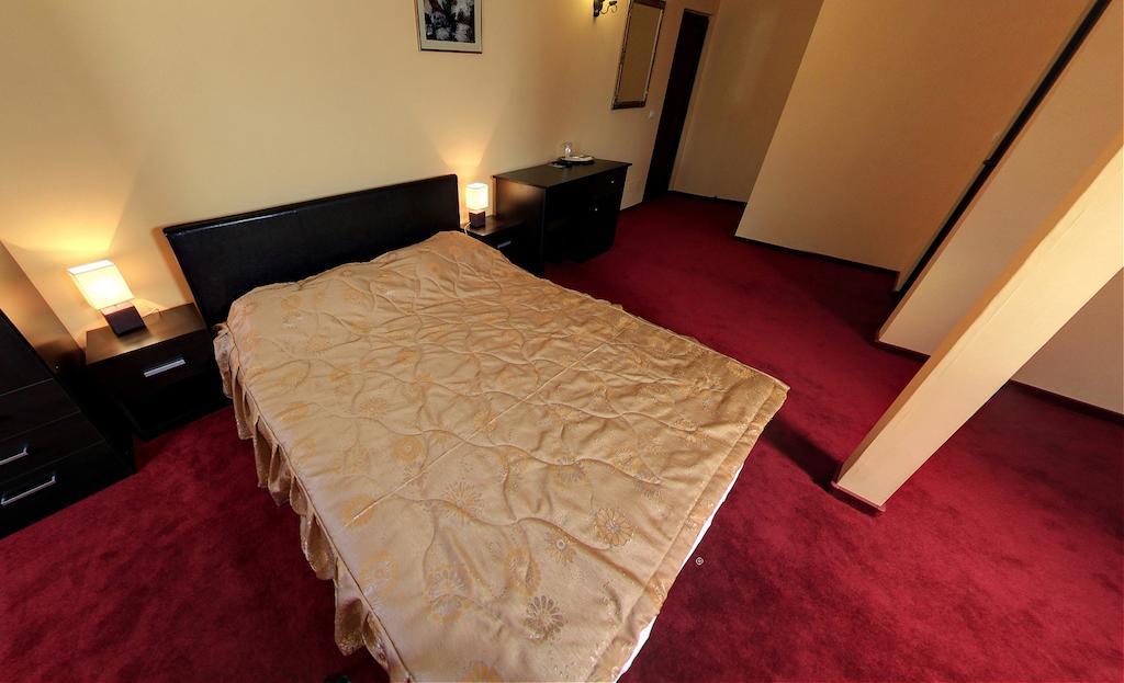 La Storia Guest House Питешти Номер фото